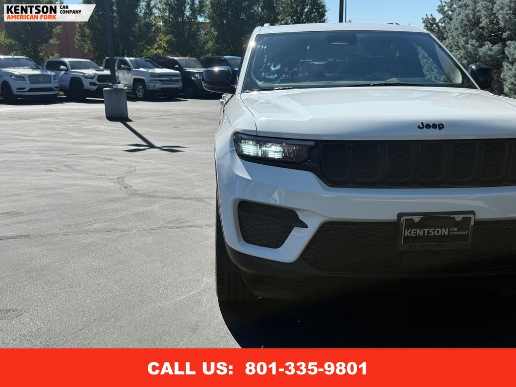 2023 Jeep Grand Cherokee Laredo Altitude photo 13