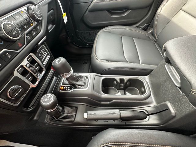 2025 Jeep Wrangler Sahara photo 25