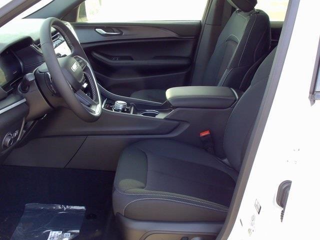 2025 Jeep Grand Cherokee Laredo photo 11