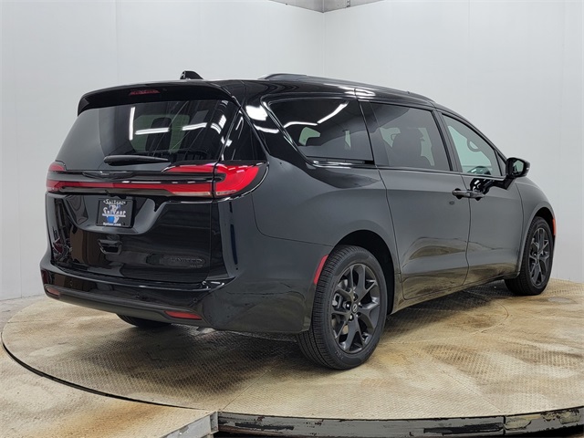 2026 Chrysler Pacifica Limited photo 4