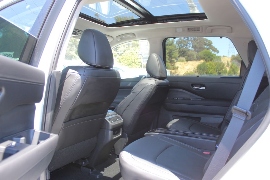 2025 Nissan Pathfinder SL photo 13
