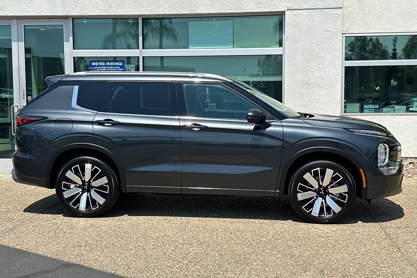 2025 Mitsubishi Outlander SEL photo 3