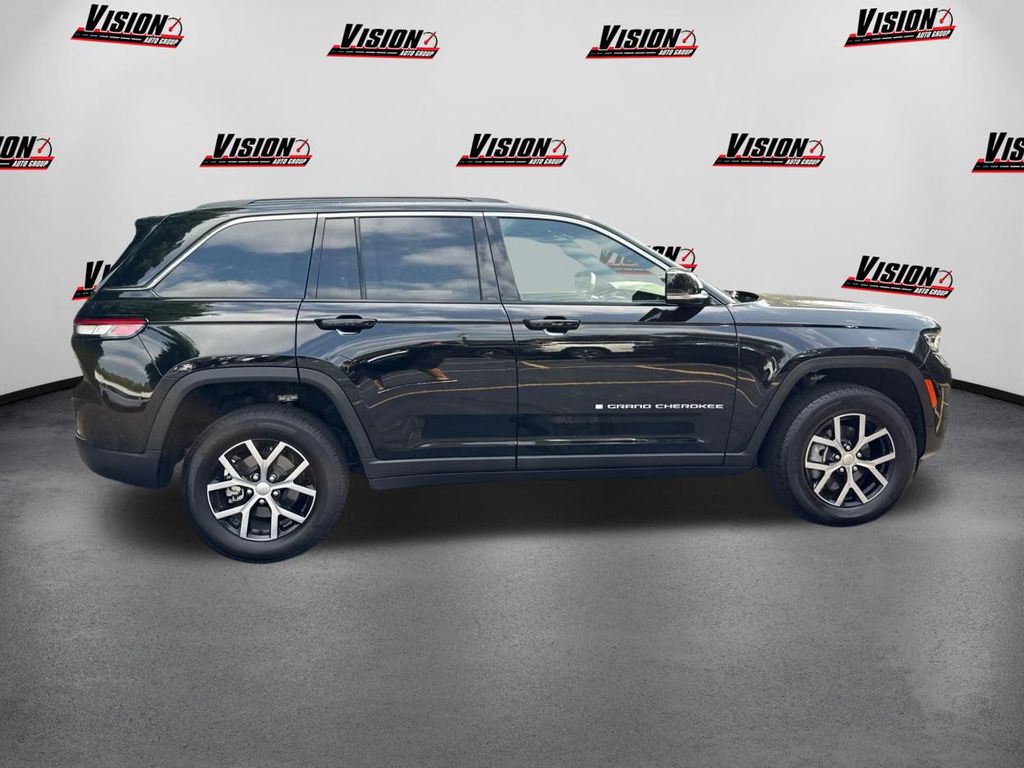 2024 Jeep Grand Cherokee Limited photo 3