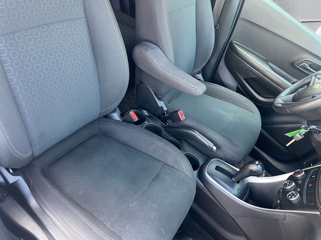 2022 Chevrolet Trax LS photo 14