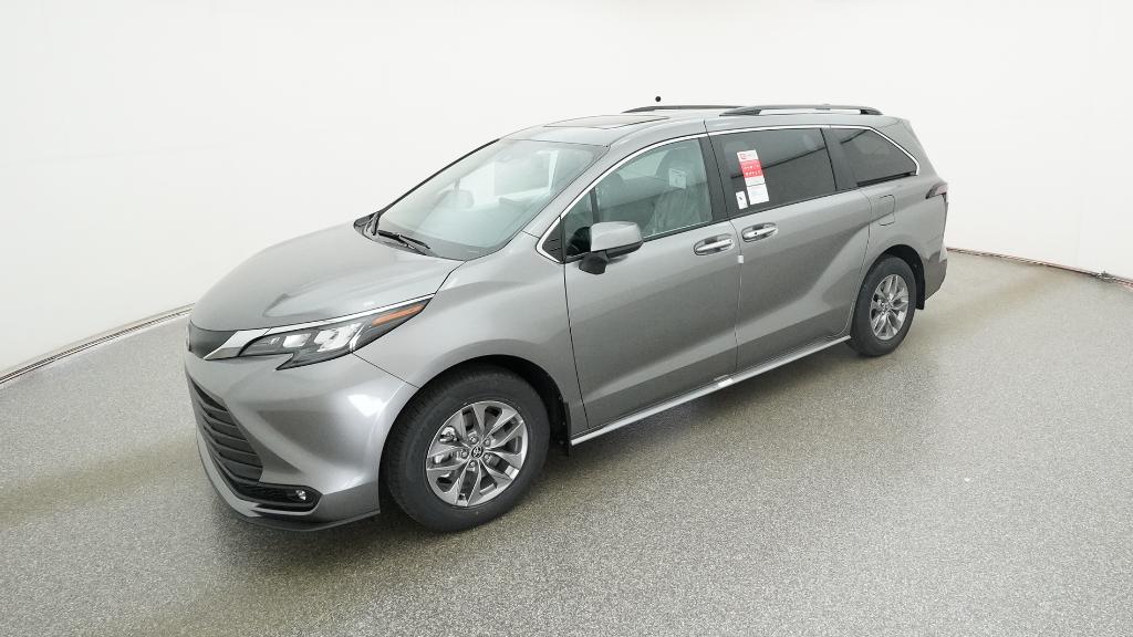 2026 Toyota Sienna XLE's photo