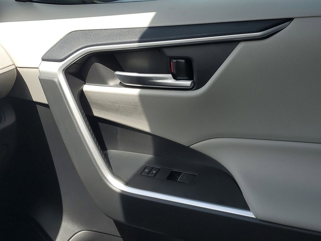 2025 Toyota RAV4 XLE photo 23