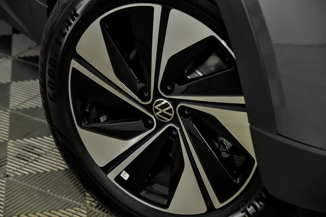 2025 Volkswagen Taos SE photo 3