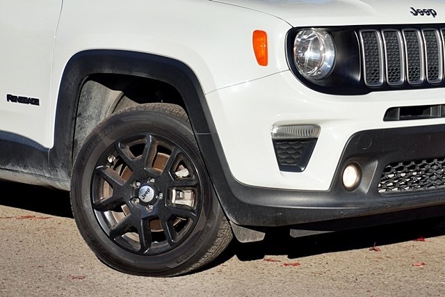 Certified Used 2022 White Jeep Latitude image 3