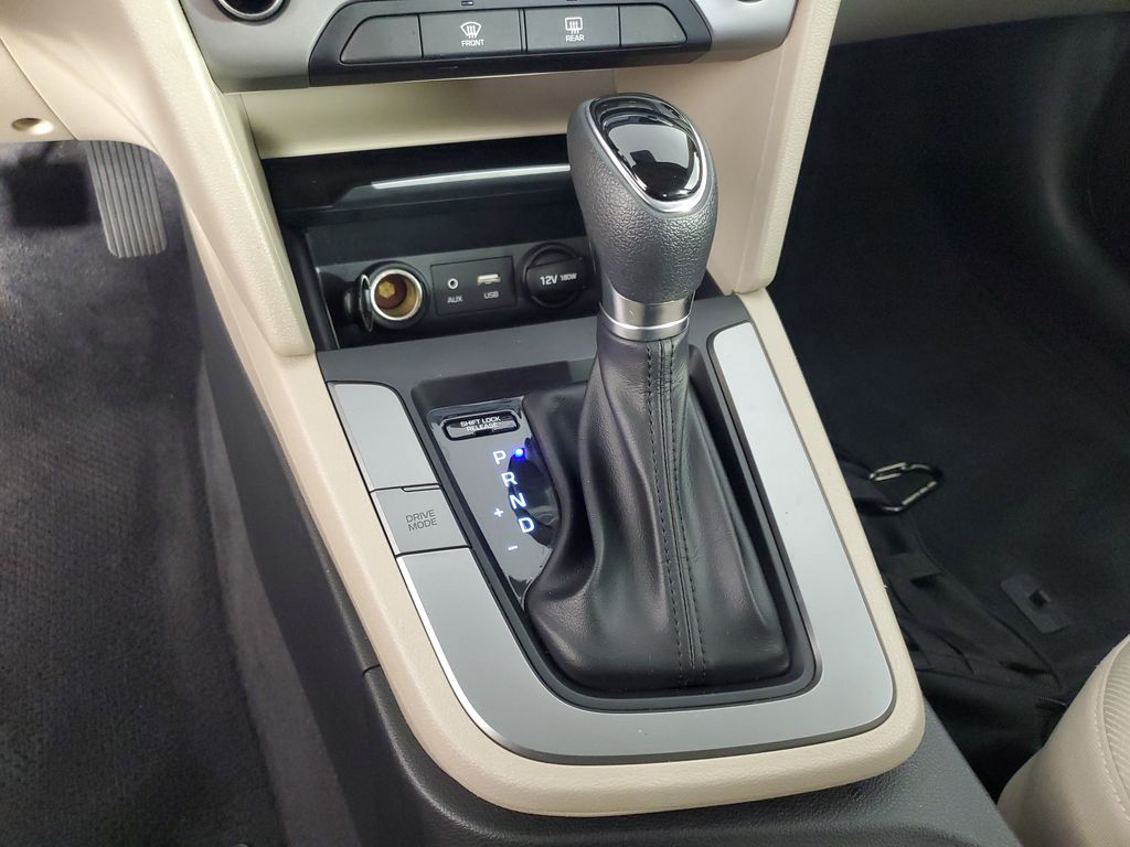 2018 Hyundai Elantra SEL photo 17