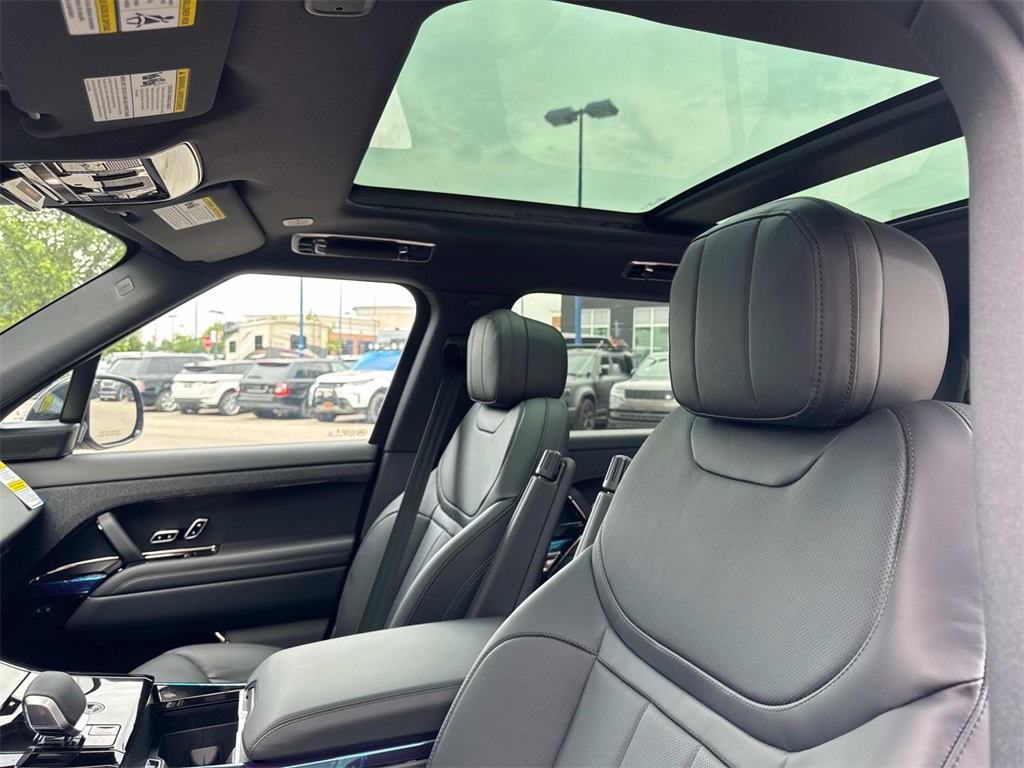 2025 Land Rover Range Rover Sport SE photo 16