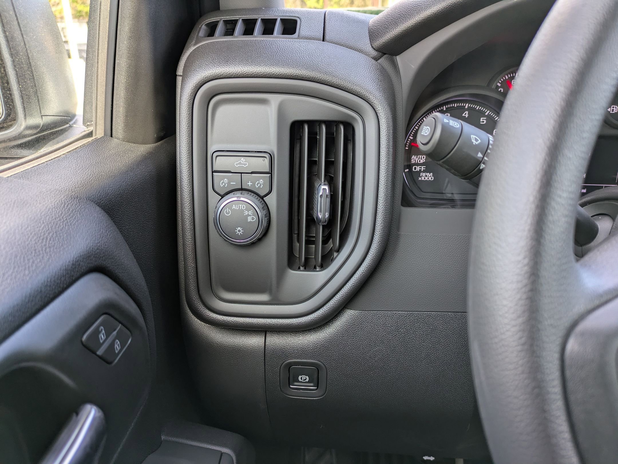 2025 Chevrolet Silverado 1500 Custom photo 22