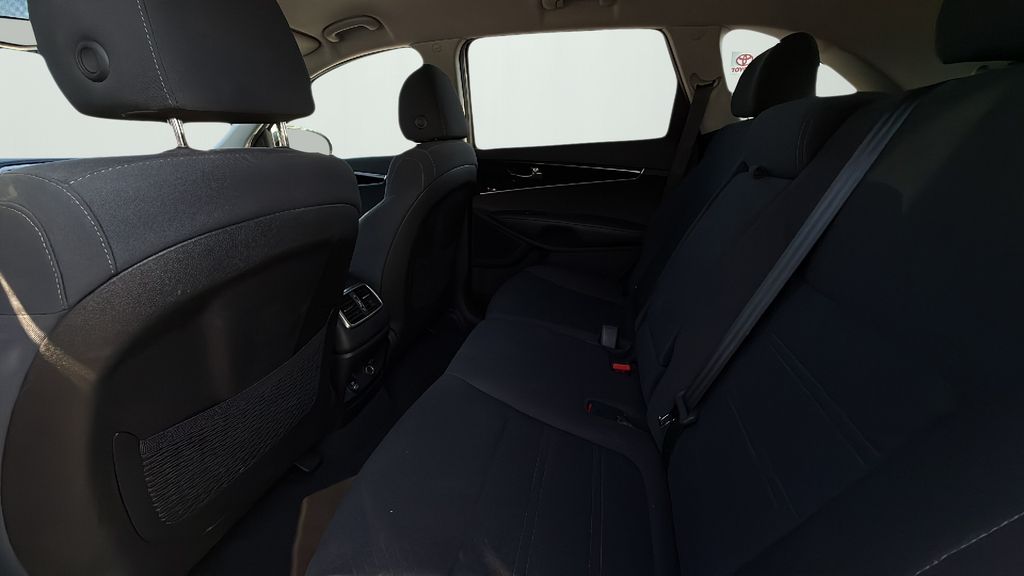 2019 Kia Sorento L photo 2