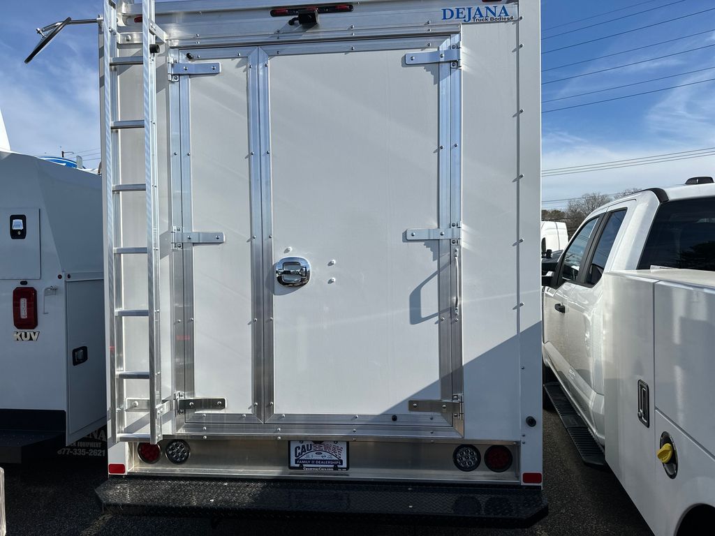 2024 Ford Transit Cutaway photo 3