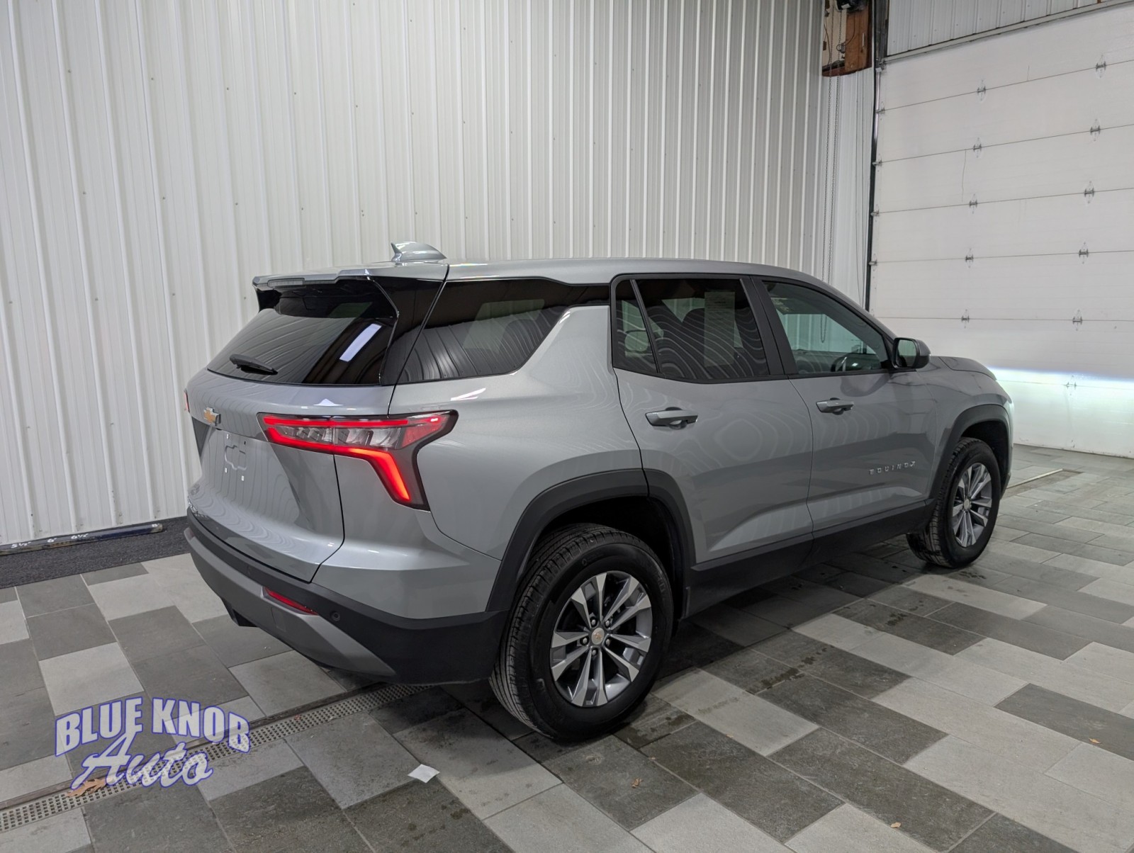 2025 Chevrolet Equinox LT photo 2