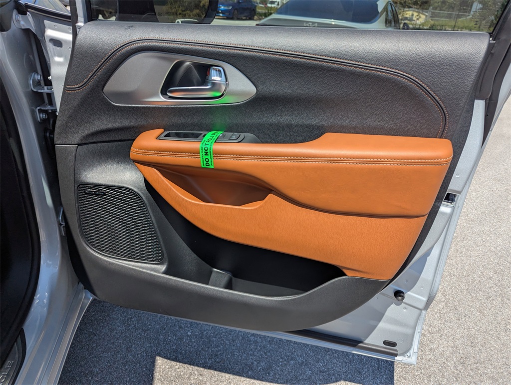 2026 Chrysler Pacifica Pinnacle photo 34