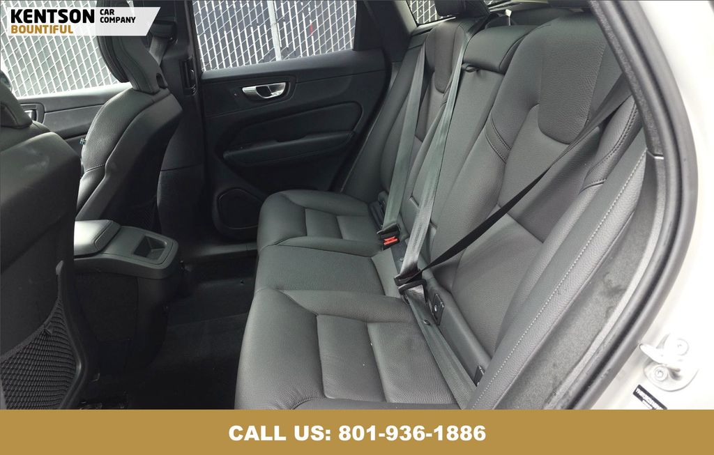 2025 Volvo XC60 B5 Plus photo 4
