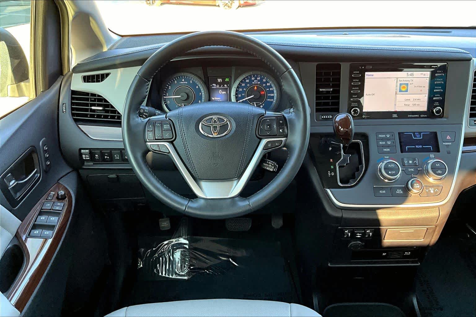2020 Toyota Sienna Limited Premium photo 4