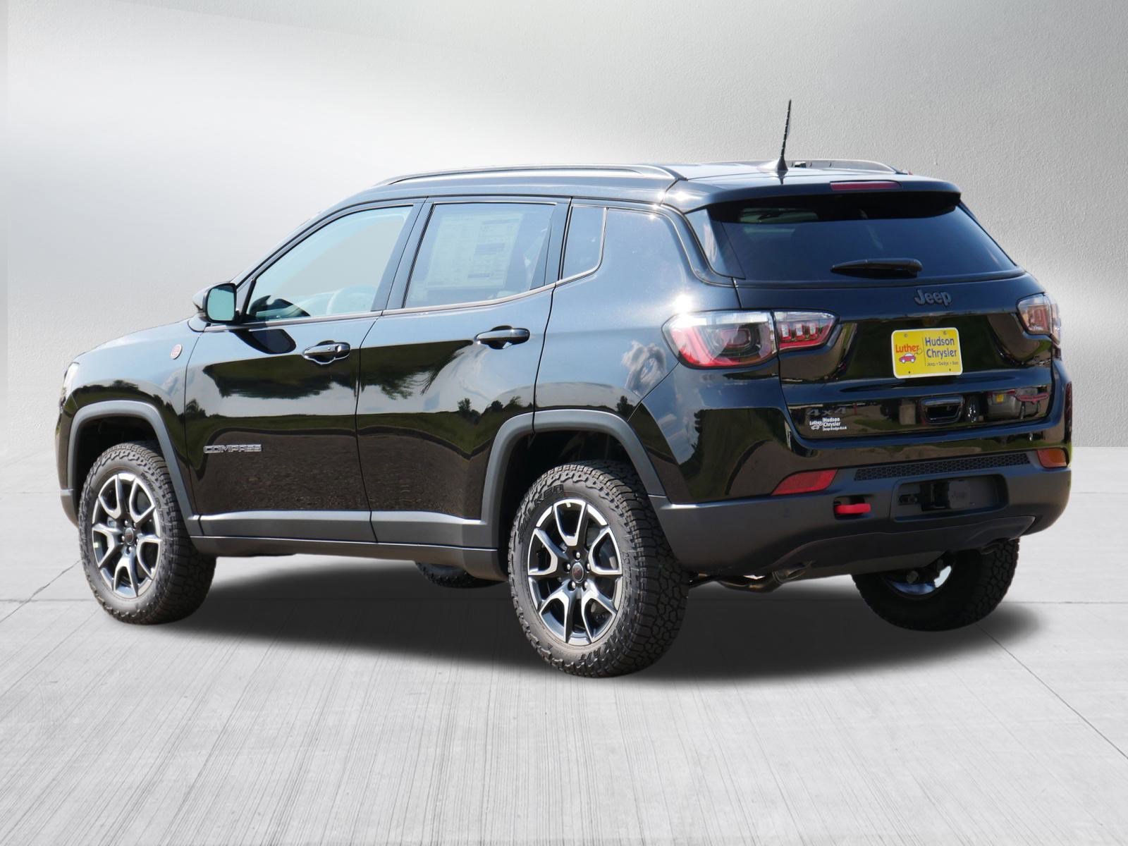 2025 Jeep Compass Trailhawk photo 3