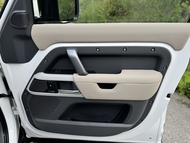 2023 Land Rover Defender 110 X-Dynamic SE photo 27