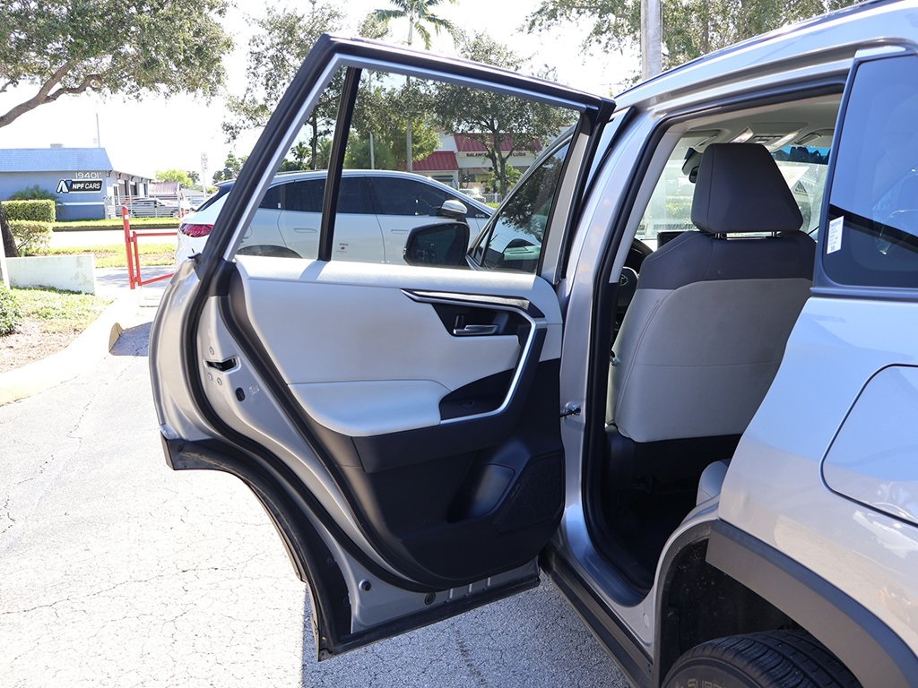 2022 Toyota RAV4 XLE photo 16