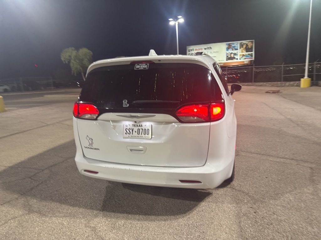 2020 Chrysler Voyager LXi photo 12