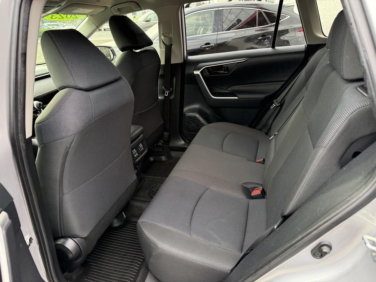2023 Toyota RAV4 LE photo 6