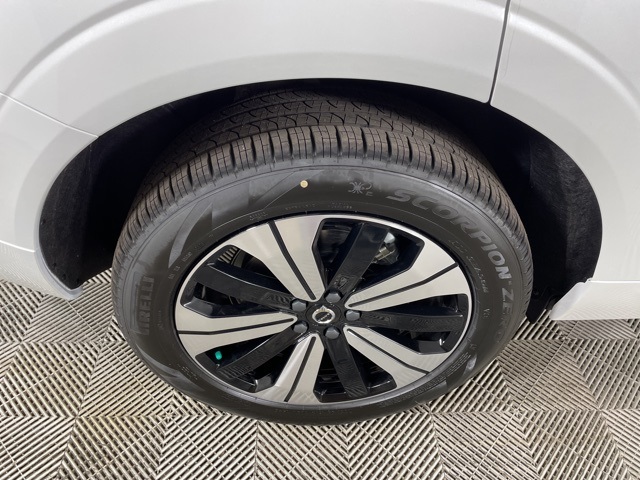 2025 Volvo XC60 T8 Plus photo 9