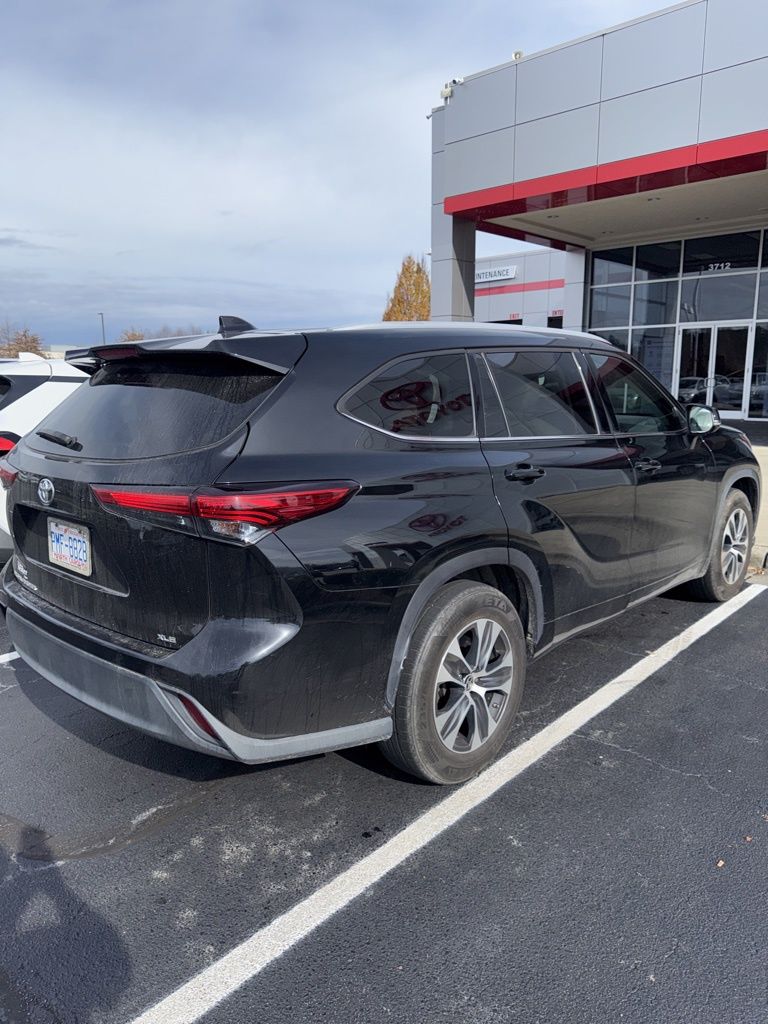 2022 Toyota Highlander XLE photo 2