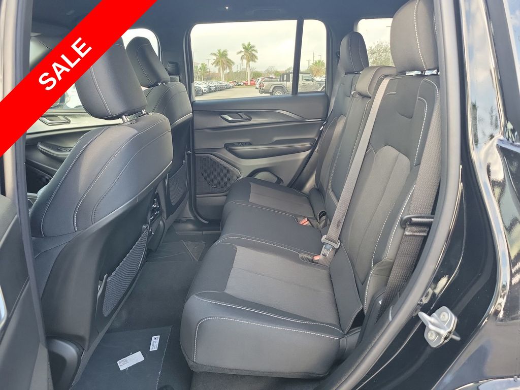 2025 Jeep Grand Cherokee Laredo Altitude photo 22