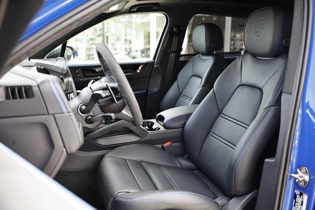 2025 Porsche Cayenne GTS photo 5