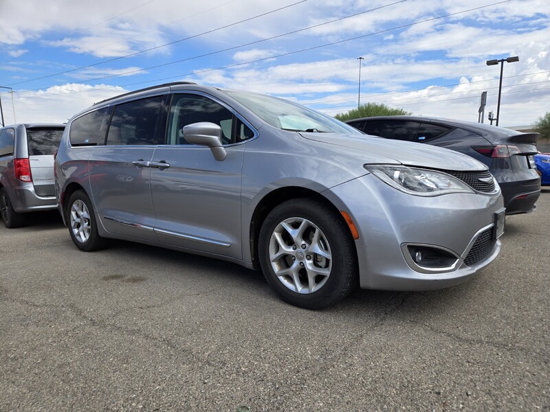 2017 Chrysler Pacifica Touring L photo 2