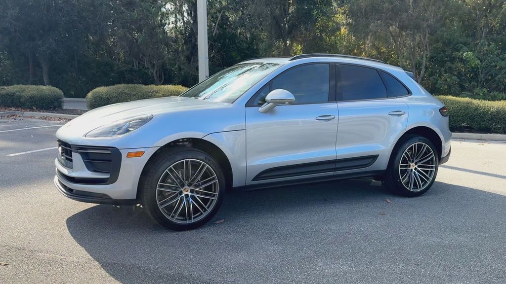 2026 Porsche Macan Base photo 4