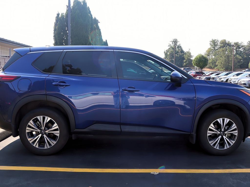 2022 Nissan Rogue SV photo 6
