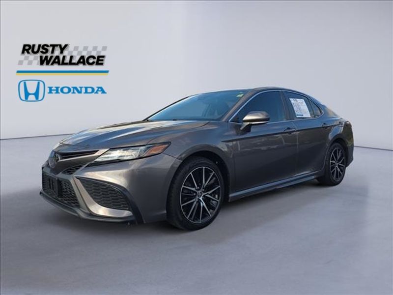 2024 Toyota Camry SE's photo