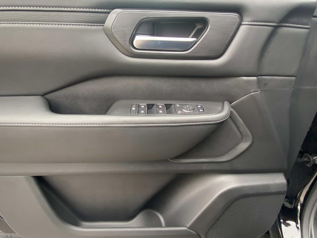 2025 Nissan Armada SV photo 13