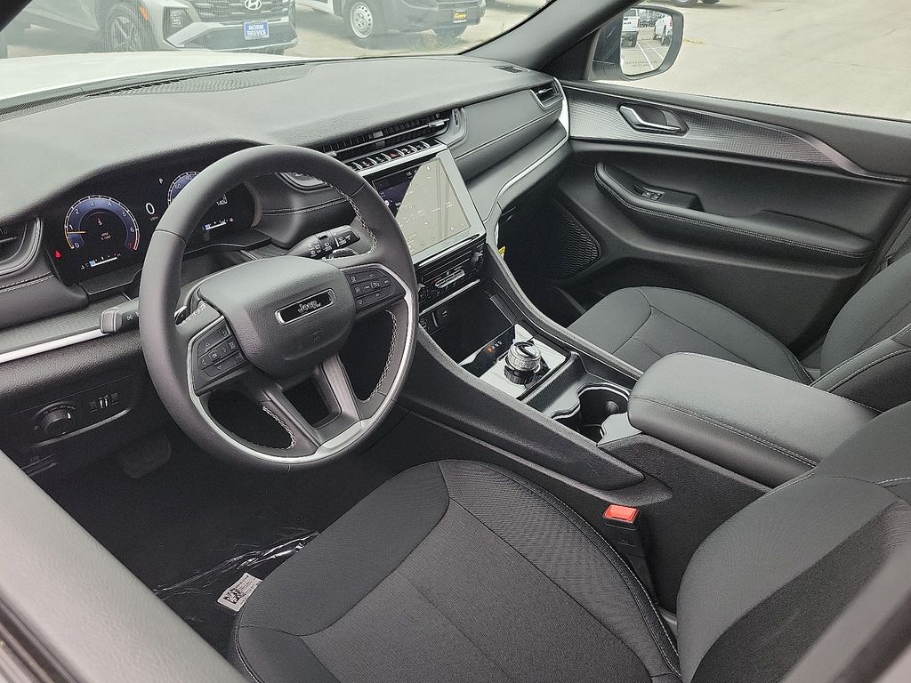 2025 Jeep Grand Cherokee Laredo photo 3