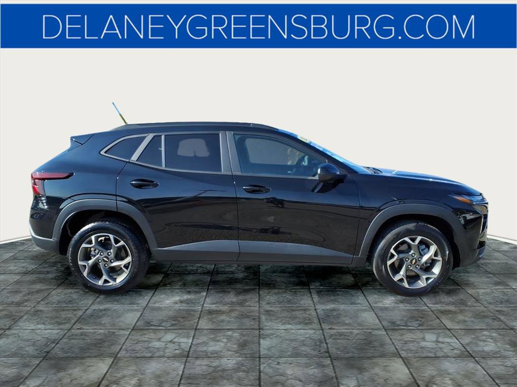 2025 Chevrolet Trax LT photo 2