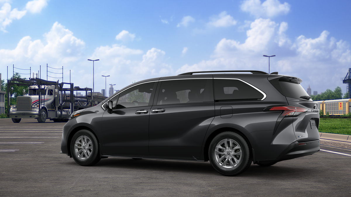 2025 Toyota Sienna XLE photo 5