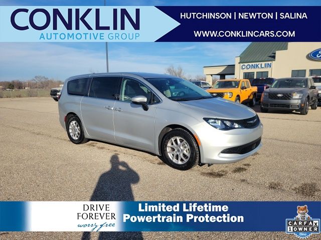 Pre-Owned 2023 Chrysler Voyager LX's photo