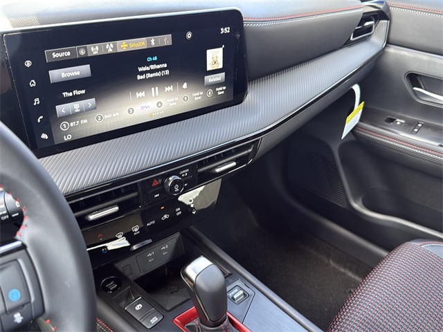 2025 Nissan Kicks SR photo 11