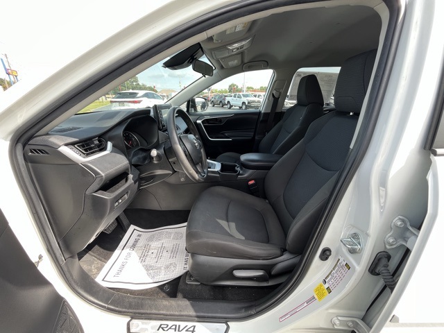 2022 Toyota RAV4 LE photo 6