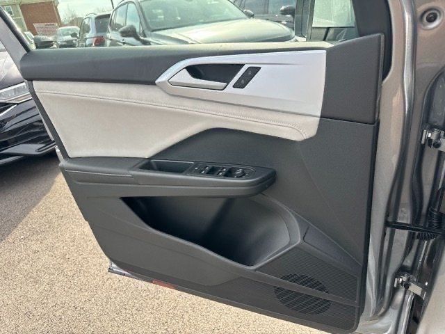 2025 Volkswagen Taos SE photo 18