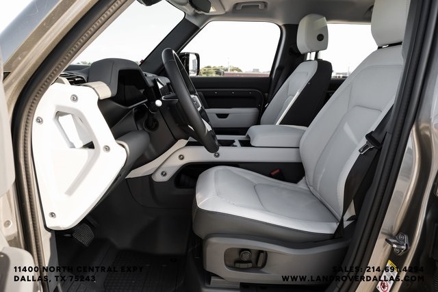 2025 Land Rover Defender 110 S photo 32