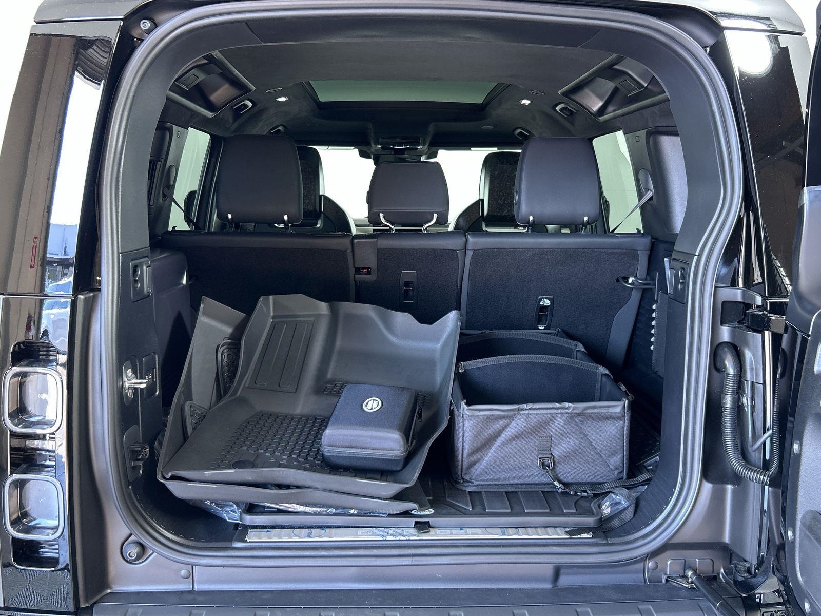 2025 Land Rover Defender 110 photo 28