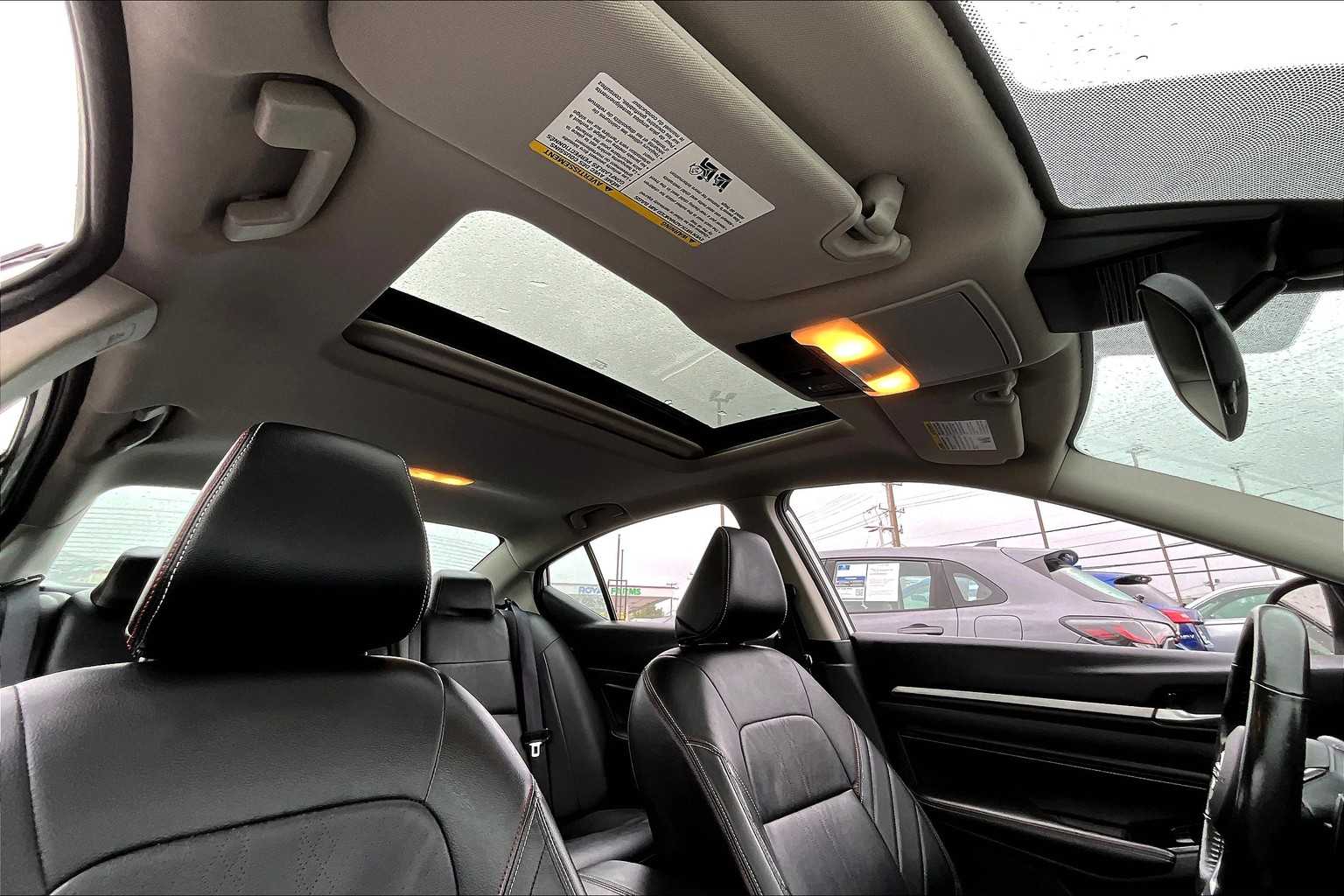 2023 Nissan Altima 2.5 SR photo 13
