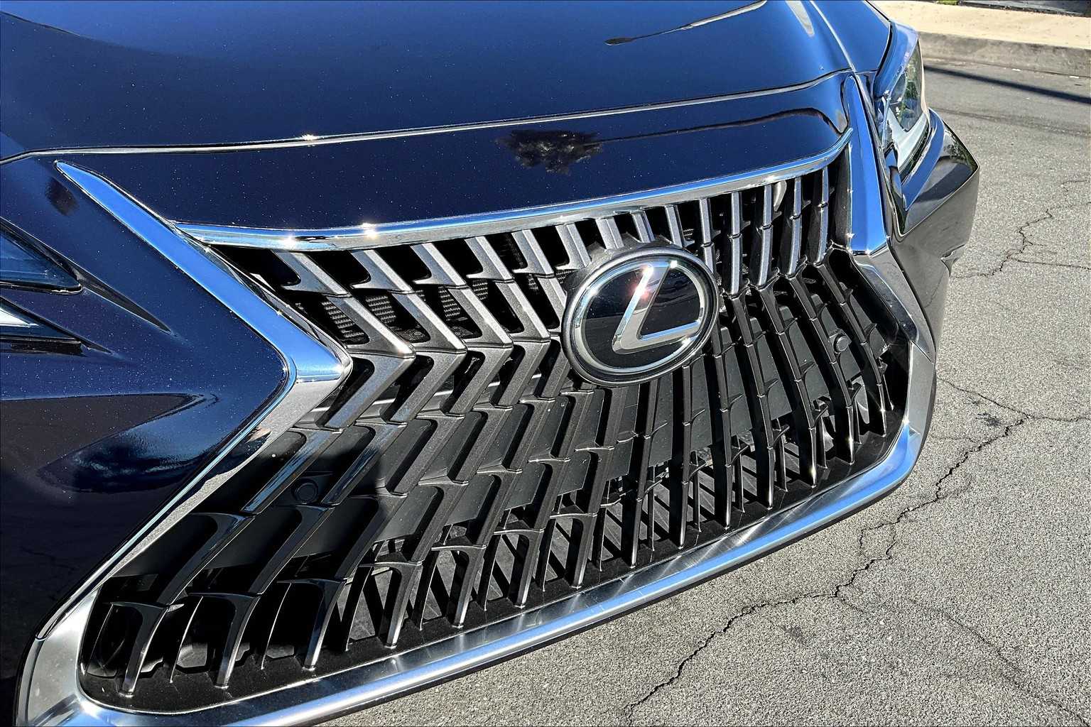 2023 Lexus ES 300h photo 25