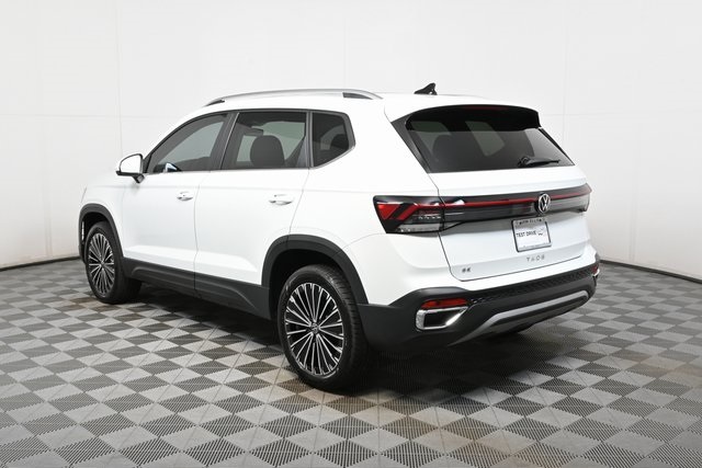 2025 Volkswagen Taos SE photo 2