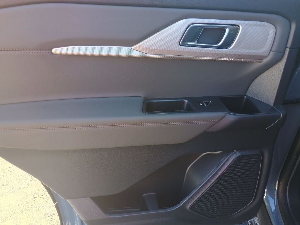 2025 Ford Explorer photo 16