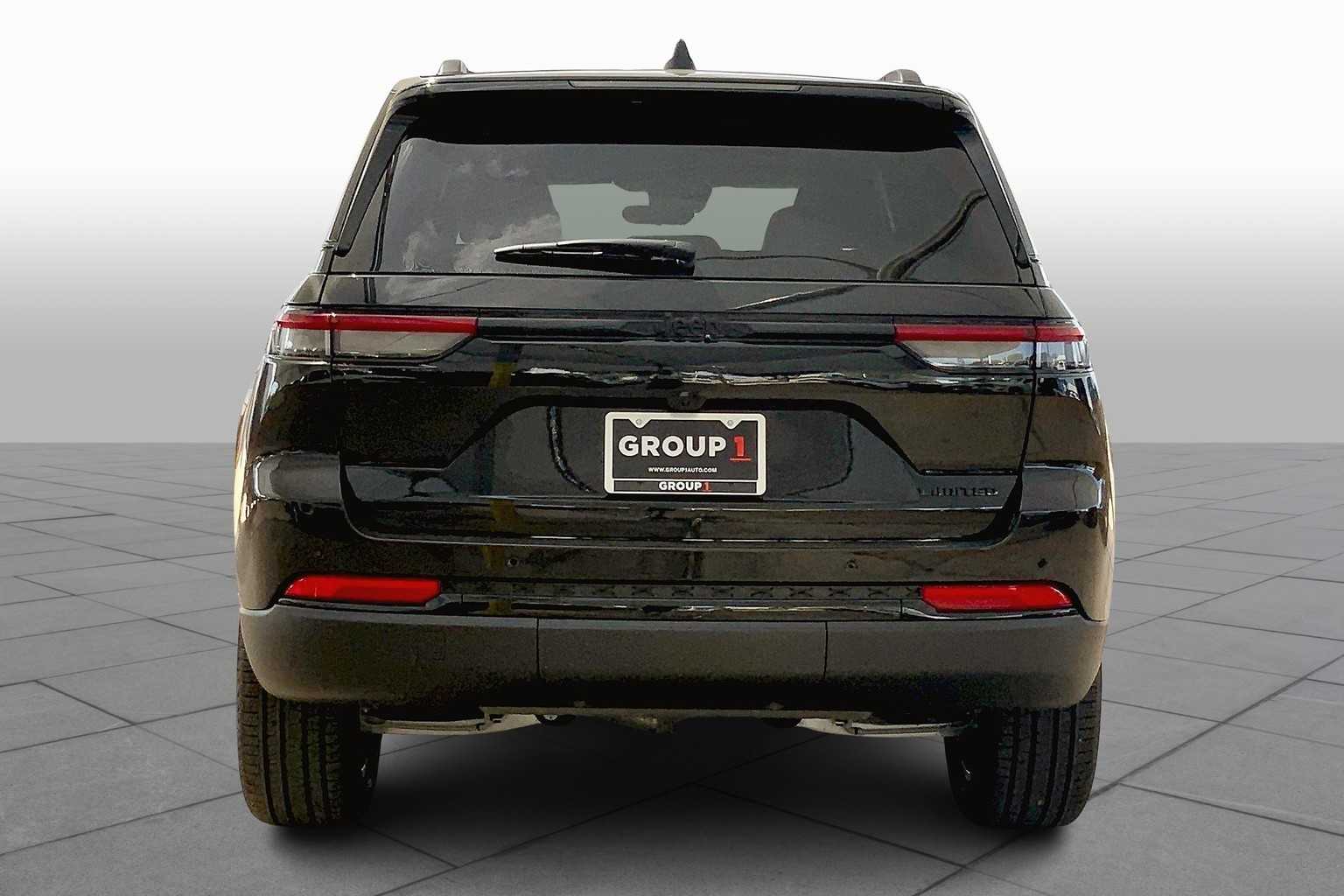 2025 Jeep Grand Cherokee Limited photo 3