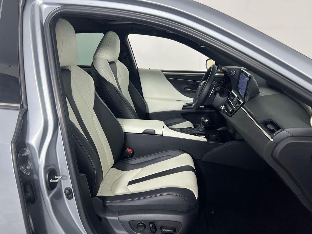2023 Lexus ES 300h photo 28